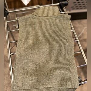 NWT- H&M olive green ribbed knit turtleneck bib sweater